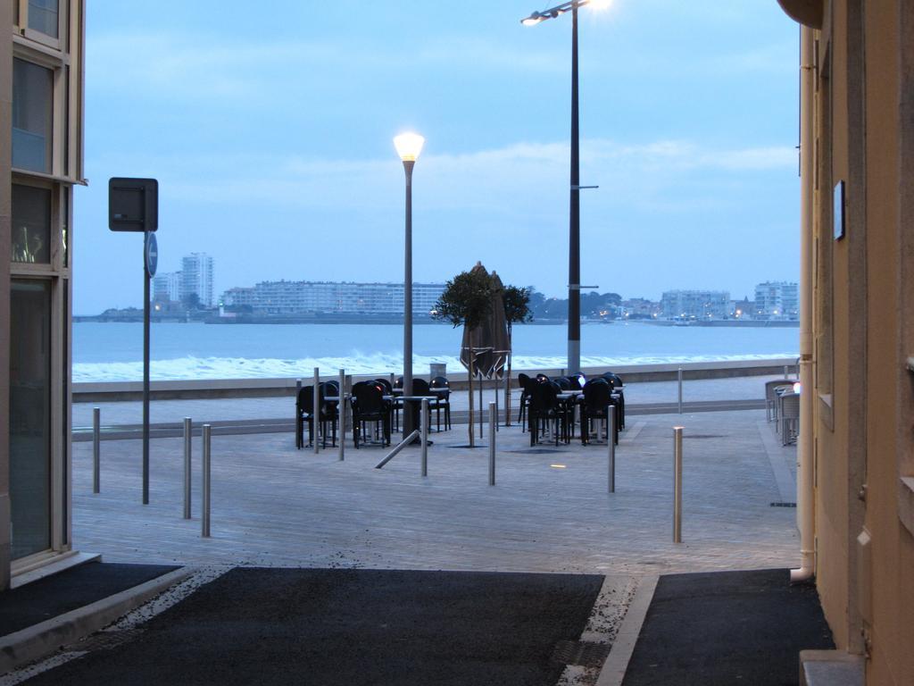 Hotel & Cantine De La Plage レ・サ​​ーブル・ドロンヌ エクステリア 写真